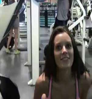 steaming-hot-babe-excitingly-bends-at-the-gym