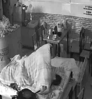 網絡攝像頭監控偷拍小飯店打佯後老闆和媳婦在店裡操逼用力過猛把小床弄塌了在餐檯上搞