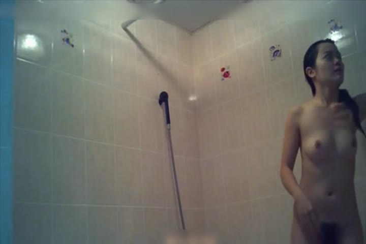 浴室偷放攝像頭偷拍老婆的表妹洗澡身材還不錯逼毛很性感值得擼一發